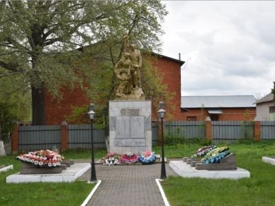 Братская могила воинов Советской Армии, погибших в январе 1943 года. Захоронено 98 человек, установлено фамилий на 79 человек. Скульптура установлена в 1954 году