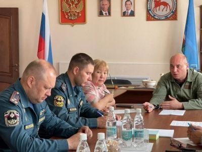 В селе Арылах Мирнинского района продолжается борьба с пожаром