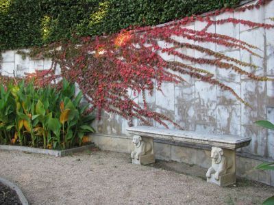 Скамья на львах у восточного фасада малого дома