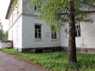 Дом. Здесь в 1937 г. учился Герой Советского Союза Тикилайнен П.А. На здании установлена памятная доска, посвященная герою