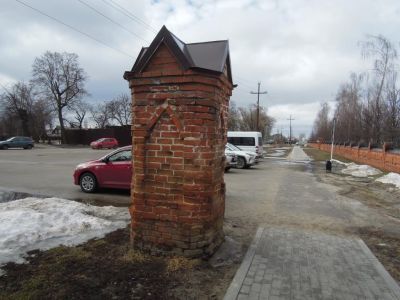 Кирпичные пилоны парковой ограды