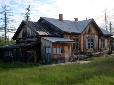 Дом связи на территории бывшей станции Ярудей железной дороги Чум-Салехард-Игарка