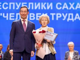 Айсен Николаев наградил 50 якутян премией «Человек труда»