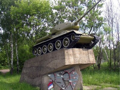 Памятный знак, установленный в честь воинов 5-й армии, защищавших Москву в 1941 г. - танк «Т-34»