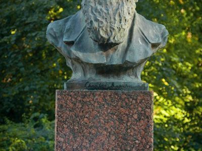 Бюст естествоиспытателя Дарвина Ч.