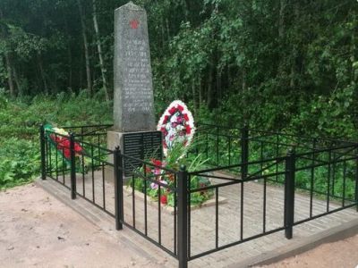 Братская могила воинов Советской Армии, погибших в боях с немецко-фашистскими захватчиками в период Великой Отечественной войны 1941-1945 гг.