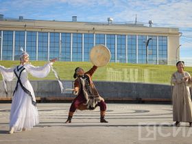 В Якутске на площади Республики открыли большой театральный сезон