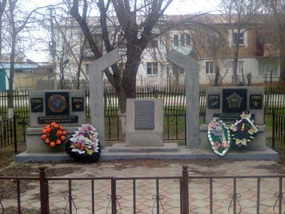 Памятник-обелиск борцам, павшим за власть Советов в Дагестане