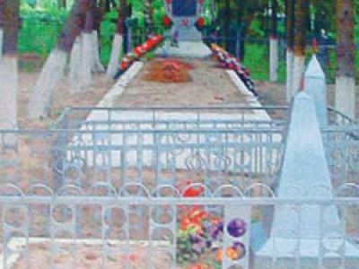 Братская могила советских воинов