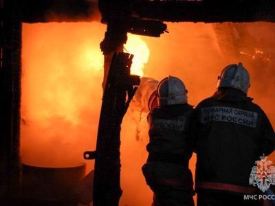 В селе Сунтар в крупном пожаре пострадали люди, сгорели автобусы и грузовые автомобили