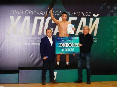 Победители Гран-при АЛРОСА по борьбе хапсагай получили по 400 тысяч рублей