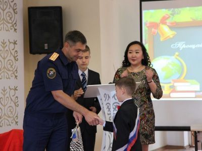 Сотрудники следственного управления поздравили учеников подшефной школы с окончанием учебного года