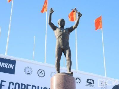 В преддверии международного турнира в Якутске почтили память олимпийского чемпиона Романа Дмитриева