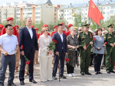В День памяти и скорби в Якутске возложили цветы на площади Победы