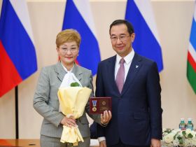 Айсен Николаев наградил выдающихся ученых Якутии