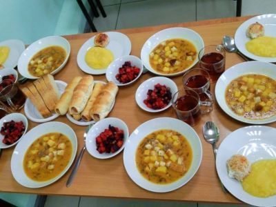 Фишболы из красной рыбы, наггетсы на пару, мороженое: чем кормят детей в лагерях отдыха Якутска