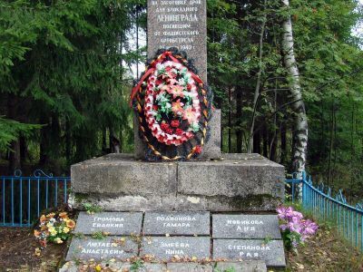 Памятное место, где захоронены девушки-лесорубы, работавшие на заготовке дров для блокадного Ленинграда и погибшие 23.08.42 г. от артобстрела фашистских войск