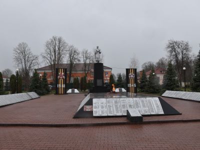 Братская могила советских воинов, погибших в боях с фашистскими захватчиками в 1943 году. Захоронен 1281 человек, имена установлены. Скульптура советского воина