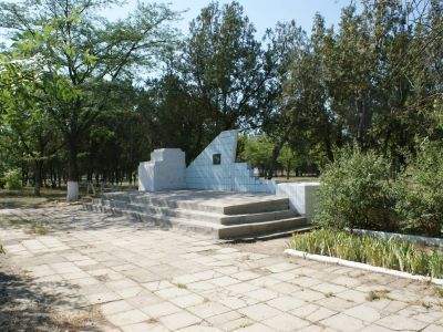 Братская могила советских воинов