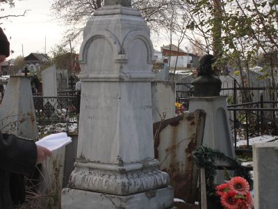 Надгробие на могиле В.А. Волкова и В. Ахлюстина