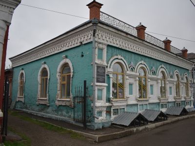 Каменное здание начала XX, бывшая  контора торговой фирмы. ныне магазин "Зооветснаб"