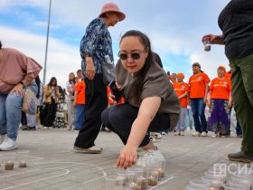 В Якутске из свечей выложили композицию «Родина-мать зовёт»