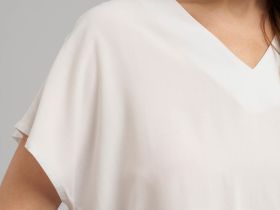 Свободная блузка с v-вырезом