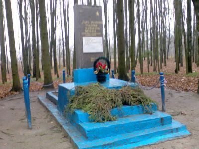 Братская могила советских воинов, погибших в боях с немецко-фашистскими захватчиками