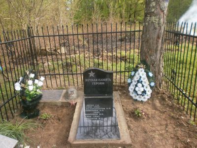 Братская могила советских воинов, погибших в боях с немецко-фашистскими захватчиками