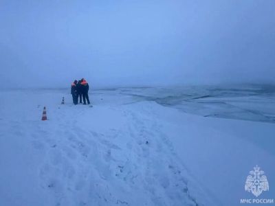 В Якутске автомобиль с людьми провалился под лед
