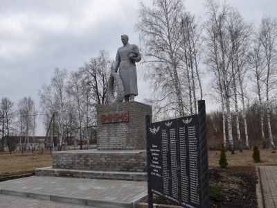 Братская могила советских воинов, погибших в боях с фашистскими захватчиками в 1943 году. Захоронено 147 человек, имена установлены 137 человек. Скульптура советского воина