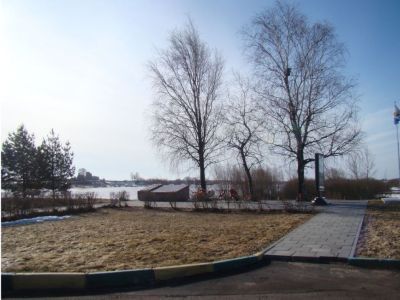 Памятник на месте гибели Героев Советского Союза Герасименко И.С., Красилова А.С., Черемнова Л.А., закрывших 29 января 1942 года своими телами амбразуру вражеского дзота, обеспечив тем самым выполнение боевого задания