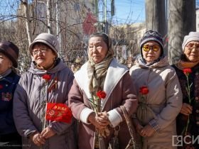 К мемориальной доске воинам-журналистам Якутии возложили цветы