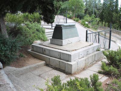 Могила украинского поэта Е.М.Григорука