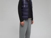 Утепленный жилет со съемным капюшоном