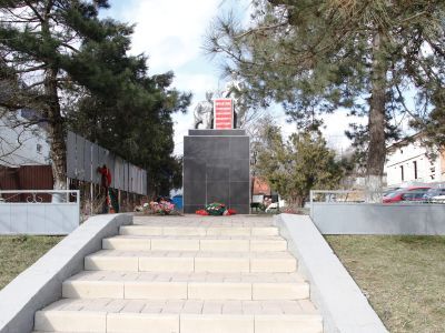 Братская могила 1574 советских воинов, погибших в боях с фашистскими захватчиками, в которой похоронен Герой Советского Союза П.Т. Таран (1919 - 1943)