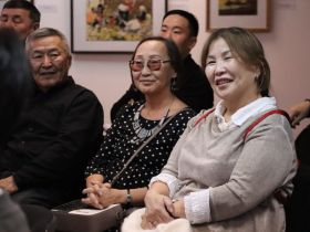 Живописец Федот Макаров подарил НХМ картины якутского снайпера и охотника