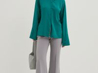 Блузка свободного силуэта с отложным воротником