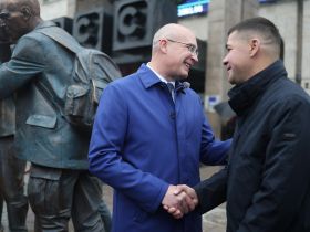 В сквере ТАСС открыли скульптурную композицию "Российские журналисты"