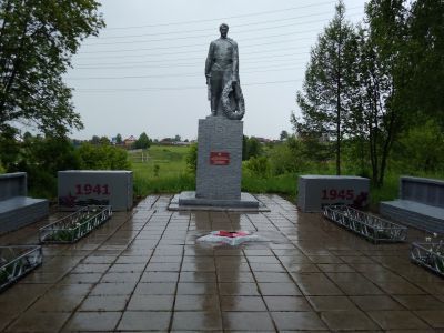 Памятник воинам-односельчанам, павшим в годы Великой Отечественной войны. 1941-1945 гг. Скульптор А.И. Куприн, архитектор Ю.А. Клейн. 1975 г.