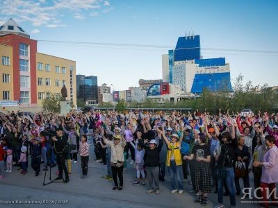 В Якутске начались бесплатные танцевальные занятия под открытым небом