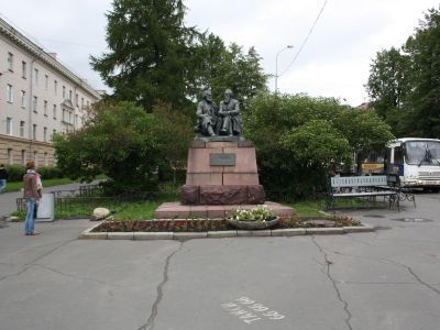 Памятник К. Марксу и Ф. Энгельсу