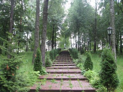 Братская могила 7500 советских воинов, погибших в 1941-1943 гг. в боях с немецко-фашистскими захватчиками, в т.ч. захоронены Герой Советского Союза майор П.Е. Новосельцев и генерал Н.И. Михайлов. Установлена скульптура