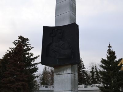 Скульптурная композиция великому русскому флотоводцу Ф. Ф. Ушакову. Скульптор В.Б.Шелов, архитекторы В.И.Борисов, Д.С.Витухин. Сооружена из меди