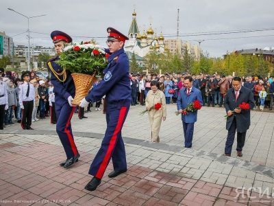 Жители Якутска возложили цветы к памятнику Петру Бекетову