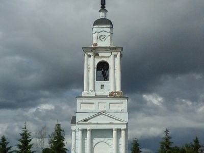 Колокольня Успенского монастыря с курантами