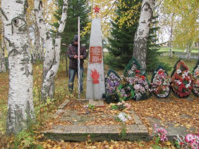 Братская могила борцов, погибших за установление Советской власти на Обь-Иртышском Севере