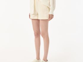 Женские короткие однотонные шорты Lacoste