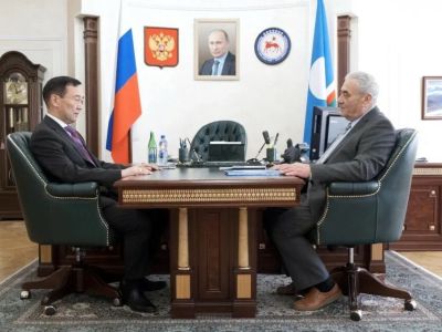 Айсен Николаев и Вячеслав Штыров обсудили развитие Южной Якутии
