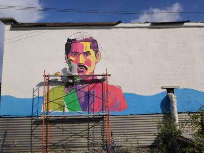 Художник Николай Григорьев написал портрет Степана Аржакова на здании гаража в Вилюйске